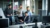 Projektteam arbeitet gemeinsam im Office an Change Management Aufgabe