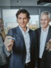 Team steht an der Glaswand und brainstormt Anforderungen an IT-System