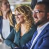 Mitarbeiterin der ConVista Consulting AG sitzt in Projektteam.