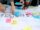 Agile Produktentwicklung Versicherung: Am Tisch werden mit Postits Ideen gesammelt.