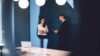 Berater und Beraterin stehen im Office und arbeitet am Tablet für Material Requirements Planning Projekt