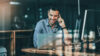 Mann arbeitet an Laptop mit SAP Commissions