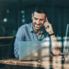 Mann arbeitet an Laptop mit SAP Commissions