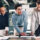 Team, Gespräche und Papierkram in der Agentur mit Brainstorming, Diagrammen und Statistiken zur Produktivitätsrate Customer and Sales Beratung Arbeitsalltag