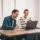 Zufriedene Geschäftsleute, die während eines Online-Meetings im Supply Chain Management Arbeitsalltag